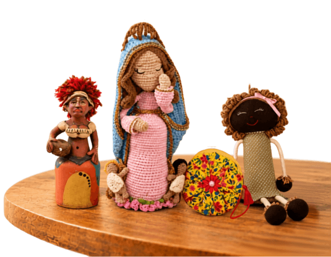 Mesa com bonecas artesanais